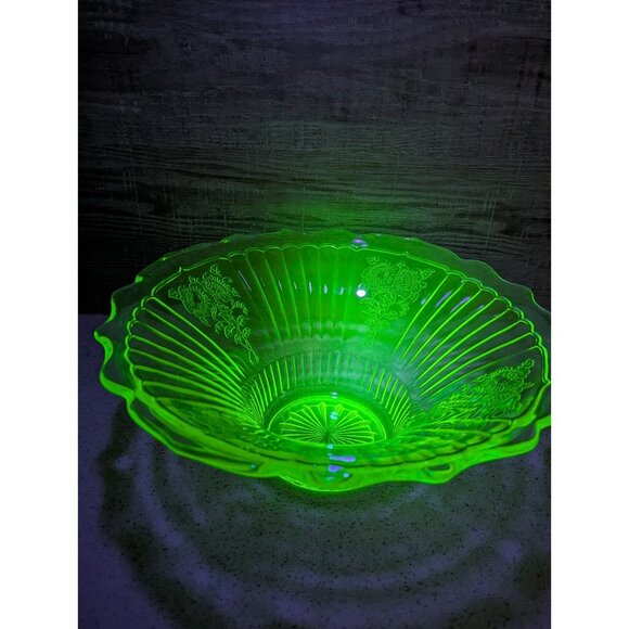 Large Vintage Green Uranium Center Bowl - Mayfair Open Rose - Picture 2 of 12